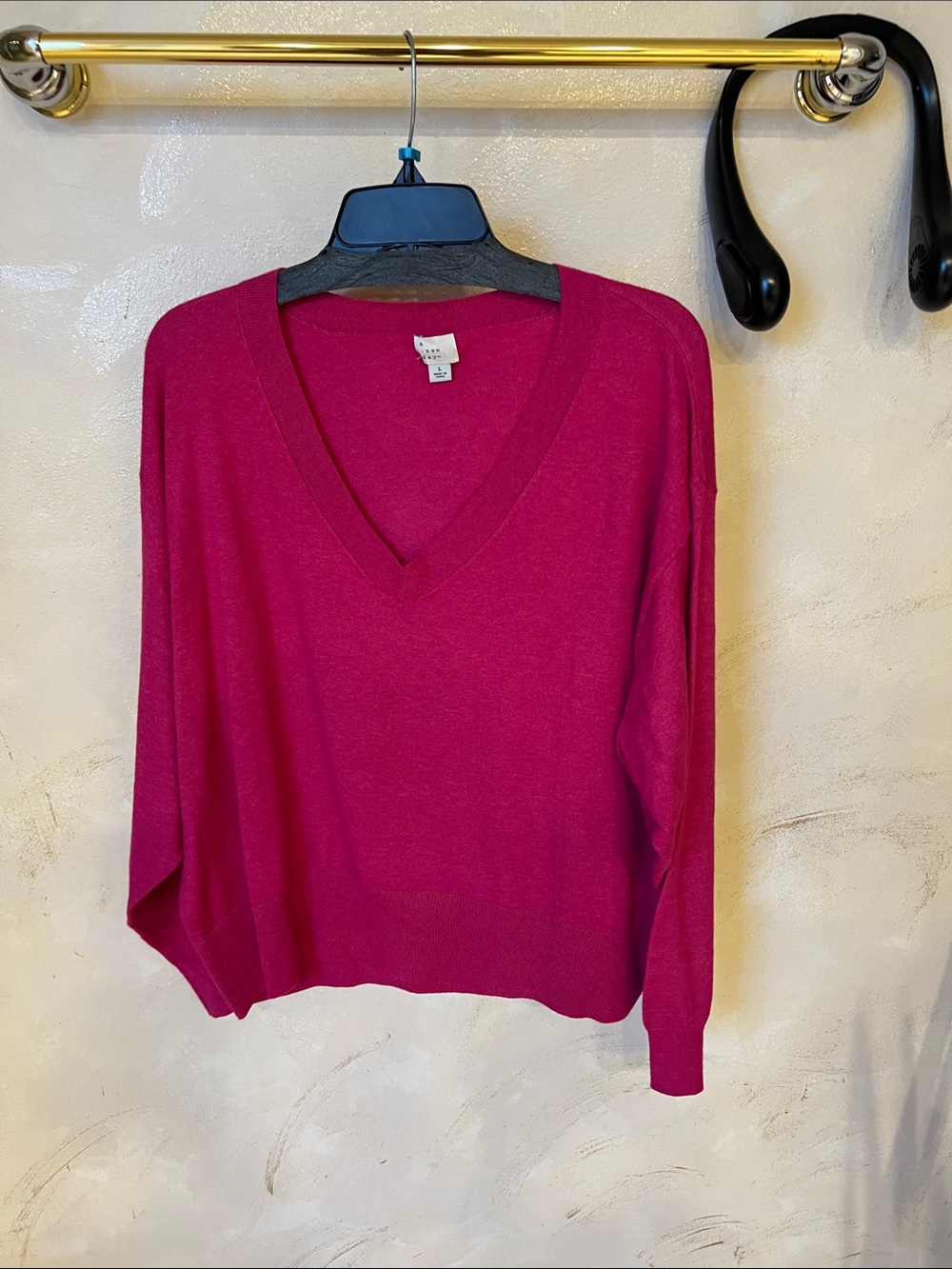 Women's V-Neck Sweater in Fuchsia